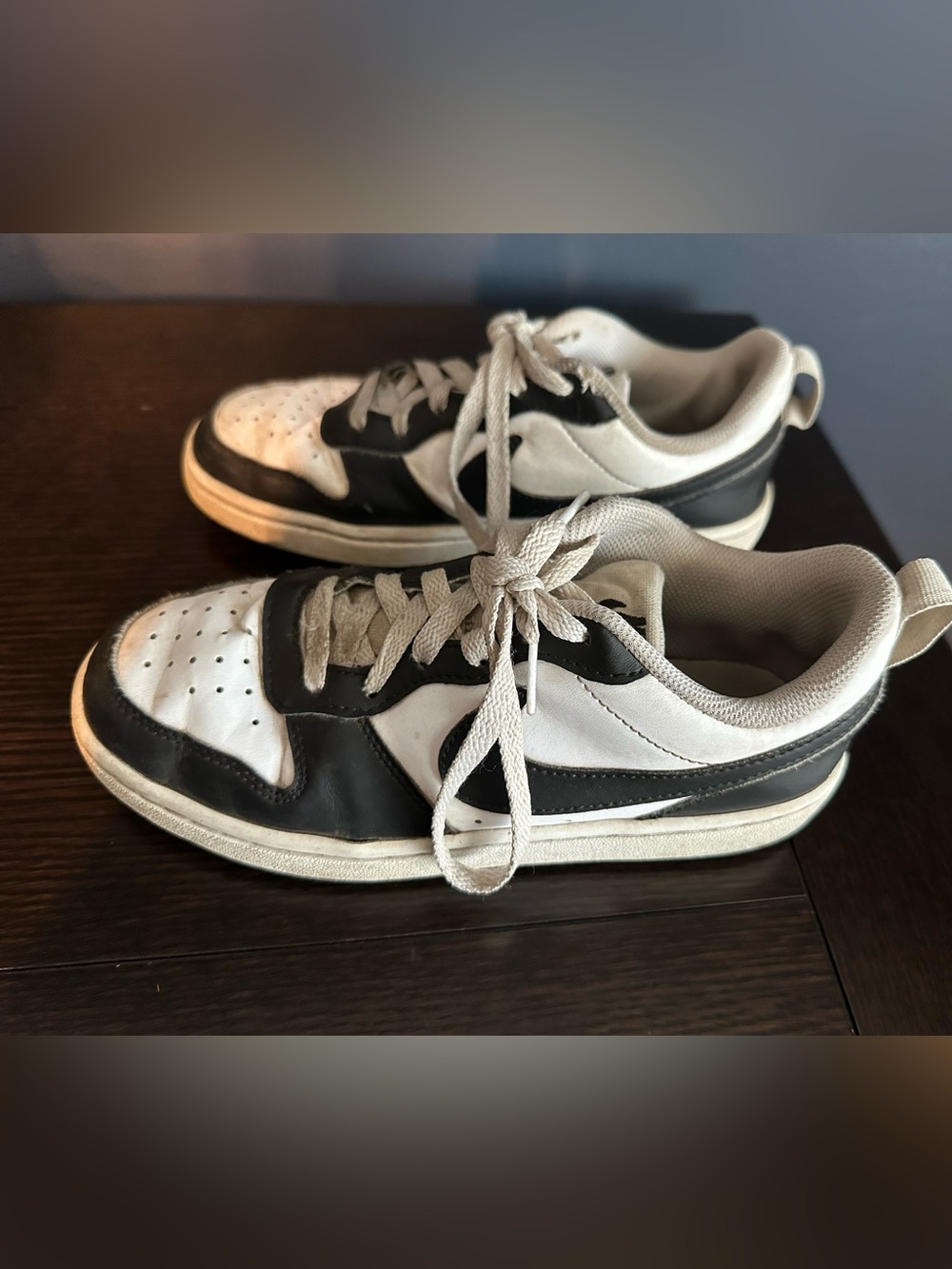 Nike boys size 4.5 low top court borough sneakers